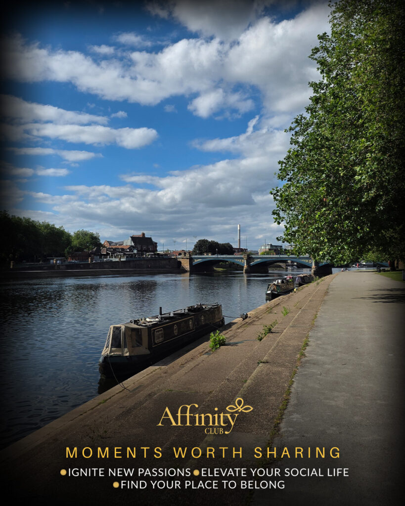 Riverside-Stroll-&-Drinks-at-the-Ferry-Inn