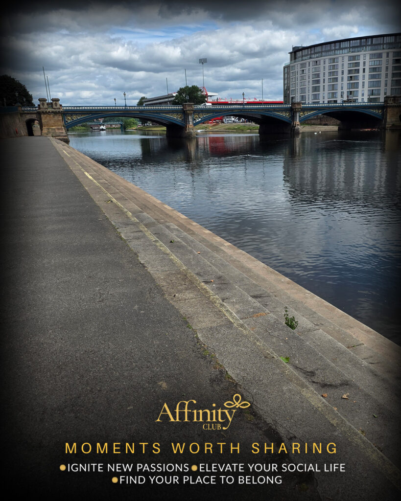 Riverside-Stroll-&-Drinks-at-the-Ferry-Inn